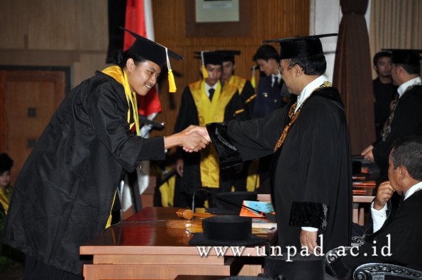 dok-humas-unpad_ilalang-foto_wisuda-gel-1-2010-2011_d3-fikom_090