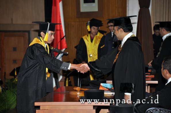 dok-humas-unpad_ilalang-foto_wisuda-gel-1-2010-2011_d3-fikom_091