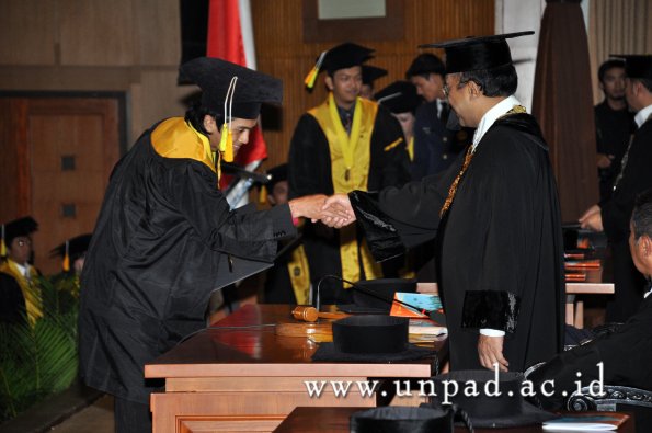 dok-humas-unpad_ilalang-foto_wisuda-gel-1-2010-2011_d3-fikom_092