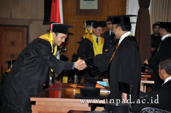 dok-humas-unpad_ilalang-foto_wisuda-gel-1-2010-2011_d3-fikom_093