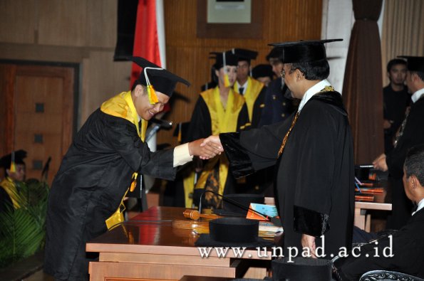 dok-humas-unpad_ilalang-foto_wisuda-gel-1-2010-2011_d3-fikom_094