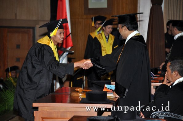 dok-humas-unpad_ilalang-foto_wisuda-gel-1-2010-2011_d3-fikom_096