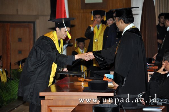 dok-humas-unpad_ilalang-foto_wisuda-gel-1-2010-2011_d3-fikom_097