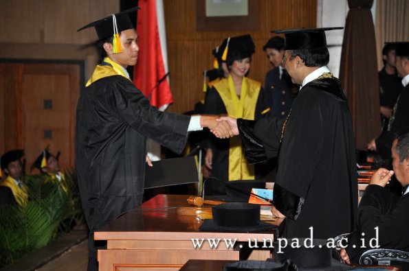 dok-humas-unpad_ilalang-foto_wisuda-gel-1-2010-2011_d3-fikom_098