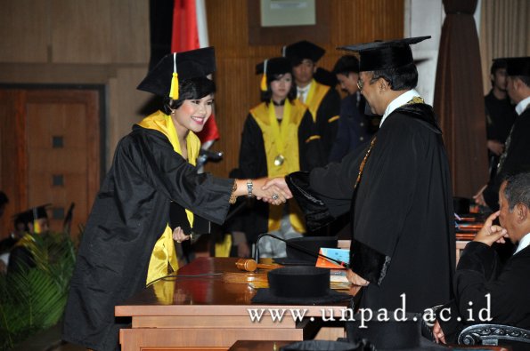 dok-humas-unpad_ilalang-foto_wisuda-gel-1-2010-2011_d3-fikom_099