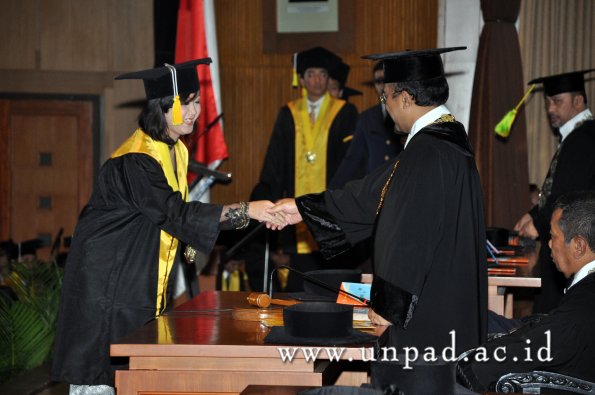 dok-humas-unpad_ilalang-foto_wisuda-gel-1-2010-2011_d3-fikom_100