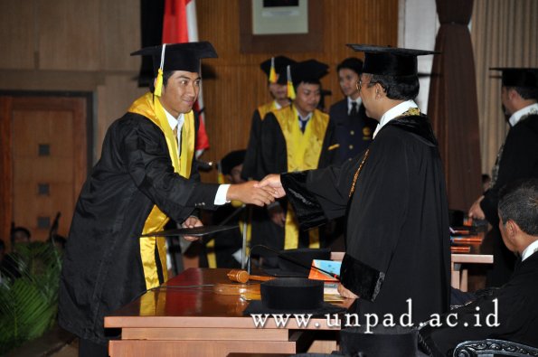 dok-humas-unpad_ilalang-foto_wisuda-gel-1-2010-2011_d3-fikom_101