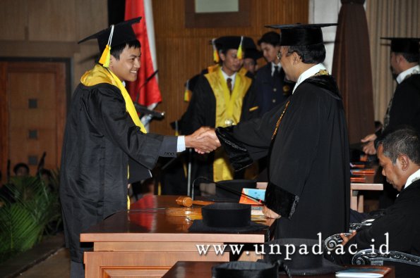 dok-humas-unpad_ilalang-foto_wisuda-gel-1-2010-2011_d3-fikom_102