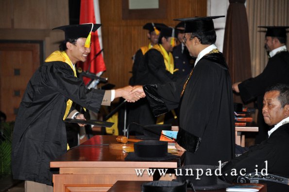 dok-humas-unpad_ilalang-foto_wisuda-gel-1-2010-2011_d3-fikom_103