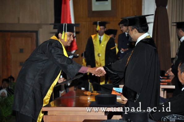 dok-humas-unpad_ilalang-foto_wisuda-gel-1-2010-2011_d3-fikom_104