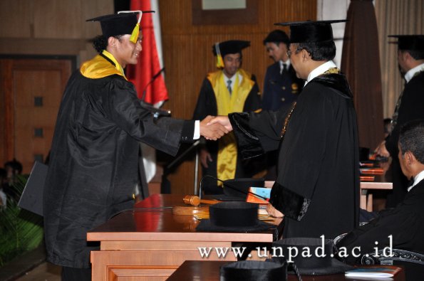 dok-humas-unpad_ilalang-foto_wisuda-gel-1-2010-2011_d3-fikom_105