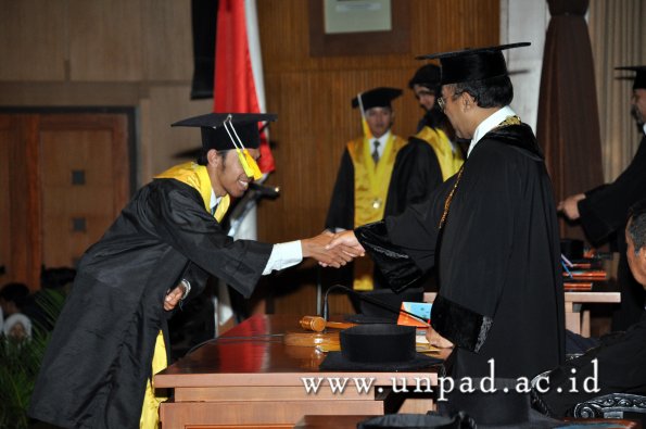 dok-humas-unpad_ilalang-foto_wisuda-gel-1-2010-2011_d3-fikom_106