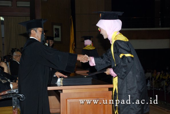 dok-humas-unpad_ilalang-foto_wisuda-gel-1-2010-2011_s1-mipa_025