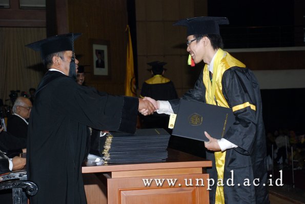 dok-humas-unpad_ilalang-foto_wisuda-gel-1-2010-2011_s1-mipa_050