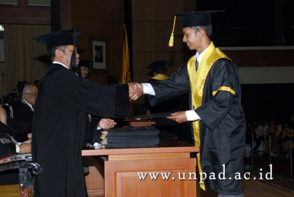 dok-humas-unpad_ilalang-foto_wisuda-gel-1-2010-2011_s1-mipa_060