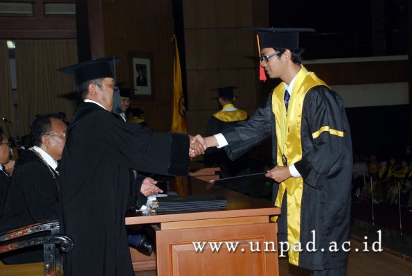 dok-humas-unpad_ilalang-foto_wisuda-gel-1-2010-2011_s1-mipa_070