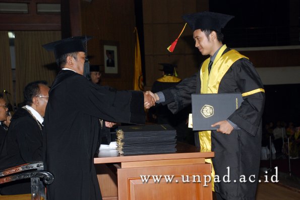 dok-humas-unpad_ilalang-foto_wisuda-gel-1-2010-2011_s1-mipa_080