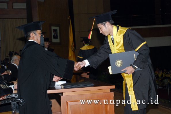 dok-humas-unpad_ilalang-foto_wisuda-gel-1-2010-2011_s1-mipa_100