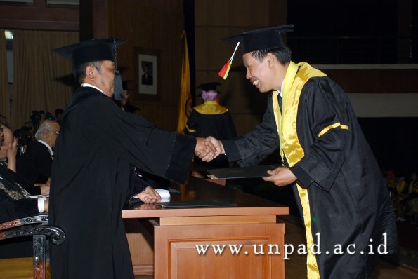 dok-humas-unpad_ilalang-foto_wisuda-gel-1-2010-2011_s1-mipa_104