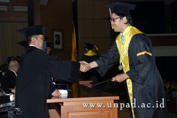 dok-humas-unpad_ilalang-foto_wisuda-gel-1-2010-2011_s1-mipa_105