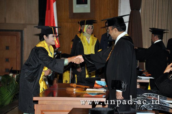 dok-humas-unpad_ilalang-foto_wisuda-gel-1-2010-2011_s1-mipa_110