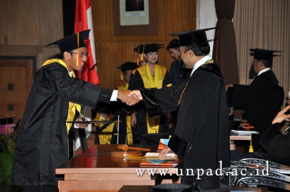 dok-humas-unpad_ilalang-foto_wisuda-gel-1-2010-2011_s1-mipa_113