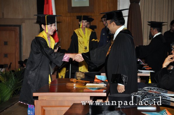 dok-humas-unpad_ilalang-foto_wisuda-gel-1-2010-2011_s1-mipa_124