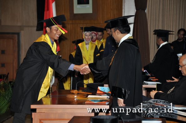 dok-humas-unpad_ilalang-foto_wisuda-gel-1-2010-2011_s1-mipa_131