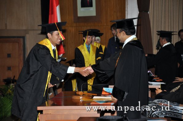 dok-humas-unpad_ilalang-foto_wisuda-gel-1-2010-2011_s1-mipa_142