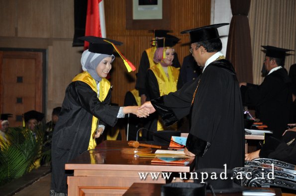 dok-humas-unpad_ilalang-foto_wisuda-gel-1-2010-2011_s1-mipa_152