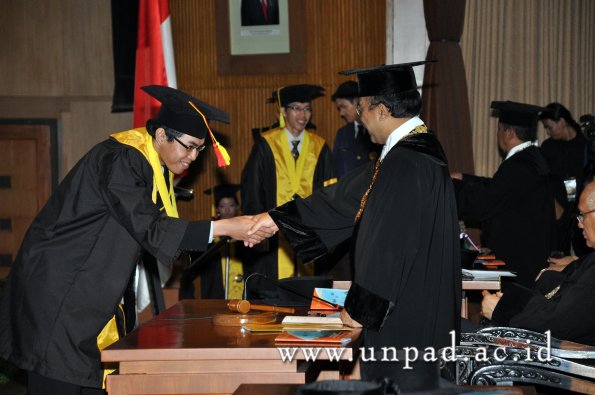 dok-humas-unpad_ilalang-foto_wisuda-gel-1-2010-2011_s1-mipa_154