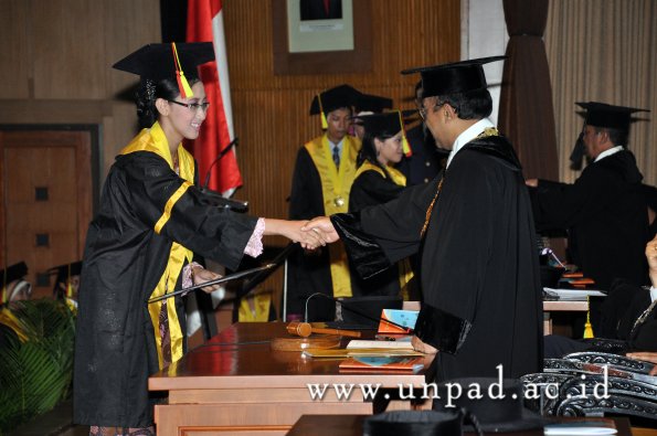 dok-humas-unpad_ilalang-foto_wisuda-gel-1-2010-2011_s1-mipa_158