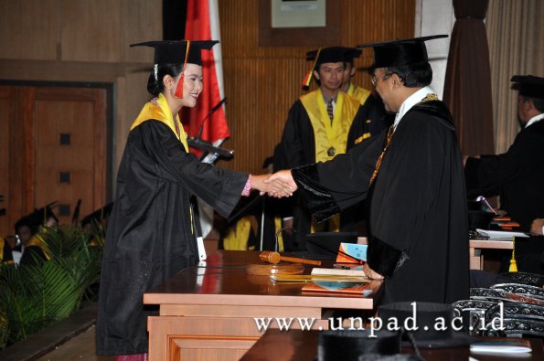 dok-humas-unpad_ilalang-foto_wisuda-gel-1-2010-2011_s1-mipa_181