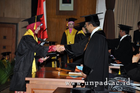 dok-humas-unpad_ilalang-foto_wisuda-gel-1-2010-2011_s1-mipa_188