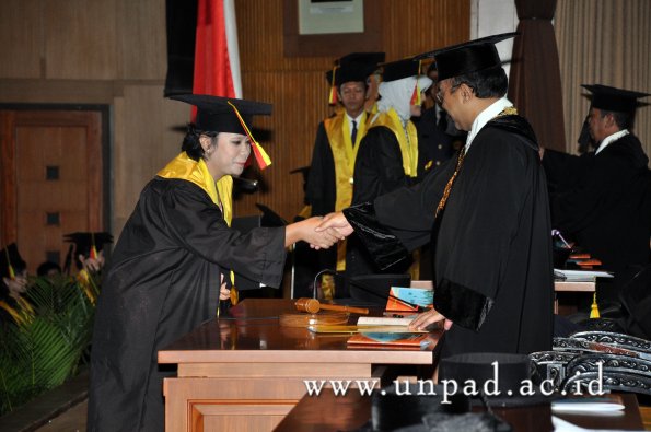 dok-humas-unpad_ilalang-foto_wisuda-gel-1-2010-2011_s1-mipa_194