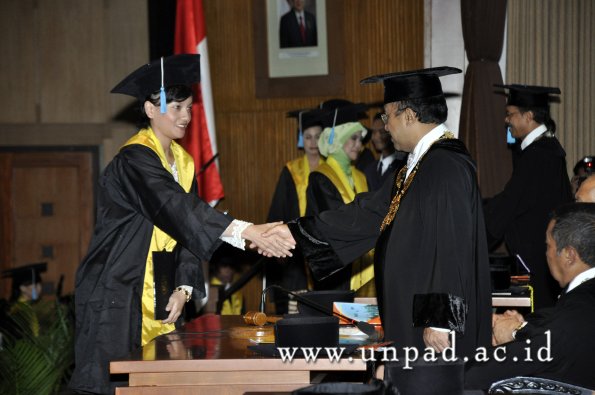 dok-humas-unpad_ilalang-foto_wisuda-gel-1-2010-2011_d3-sastra_023