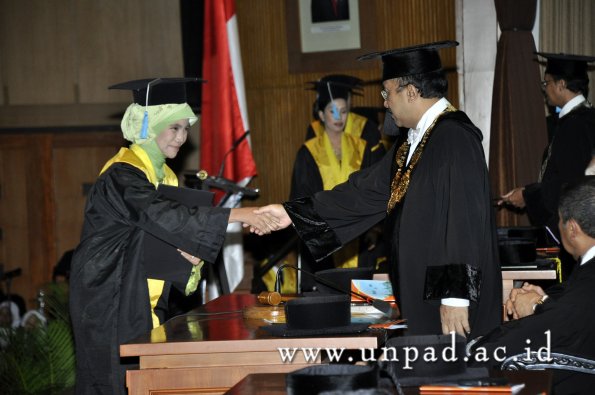 dok-humas-unpad_ilalang-foto_wisuda-gel-1-2010-2011_d3-sastra_024