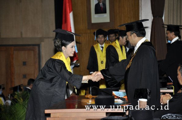 dok-humas-unpad_ilalang-foto_wisuda-gel-1-2010-2011_d3-sastra_025