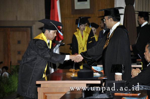 dok-humas-unpad_ilalang-foto_wisuda-gel-1-2010-2011_d3-sastra_030