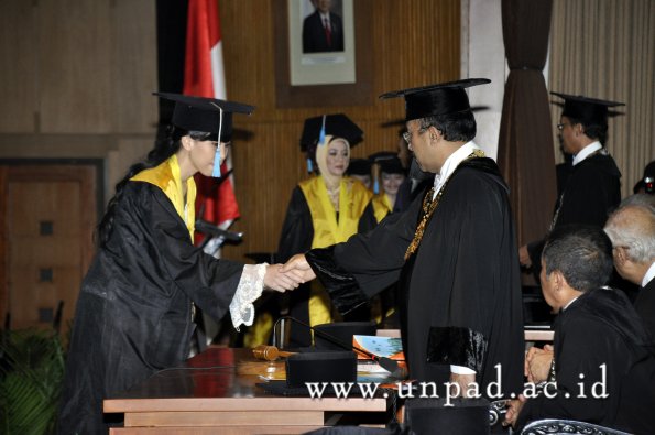 dok-humas-unpad_ilalang-foto_wisuda-gel-1-2010-2011_d3-sastra_032