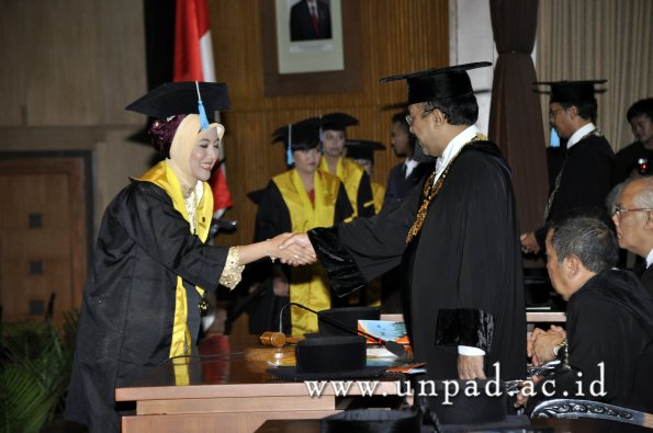 dok-humas-unpad_ilalang-foto_wisuda-gel-1-2010-2011_d3-sastra_033