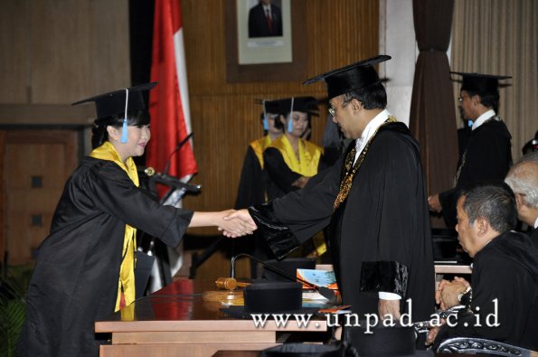 dok-humas-unpad_ilalang-foto_wisuda-gel-1-2010-2011_d3-sastra_034