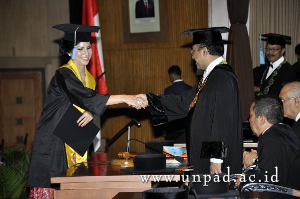 dok-humas-unpad_ilalang-foto_wisuda-gel-1-2010-2011_d3-sastra_038