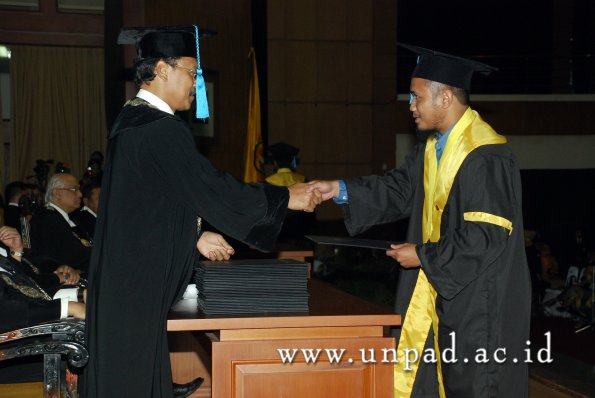 dok-humas-unpad_ilalang-foto_wisuda-gel-1-2010-2011_s1-sastra_096