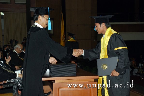 dok-humas-unpad_ilalang-foto_wisuda-gel-1-2010-2011_s1-sastra_097