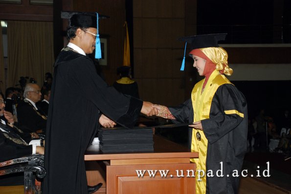 dok-humas-unpad_ilalang-foto_wisuda-gel-1-2010-2011_s1-sastra_098