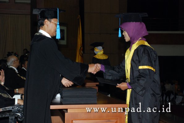 dok-humas-unpad_ilalang-foto_wisuda-gel-1-2010-2011_s1-sastra_100