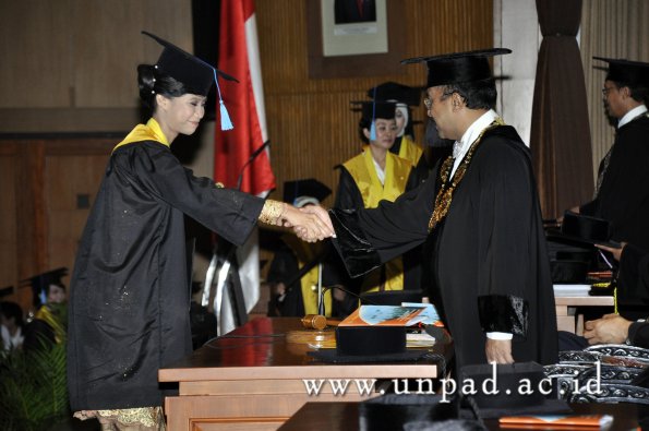 dok-humas-unpad_ilalang-foto_wisuda-gel-1-2010-2011_s1-sastra_115