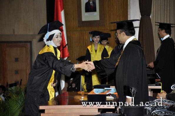 dok-humas-unpad_ilalang-foto_wisuda-gel-1-2010-2011_s1-sastra_117