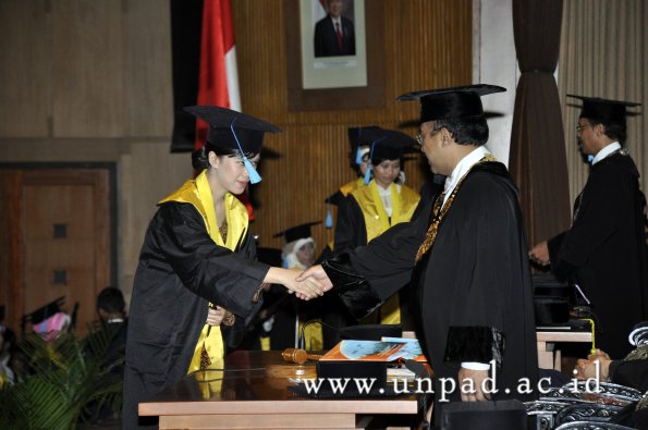 dok-humas-unpad_ilalang-foto_wisuda-gel-1-2010-2011_s1-sastra_118